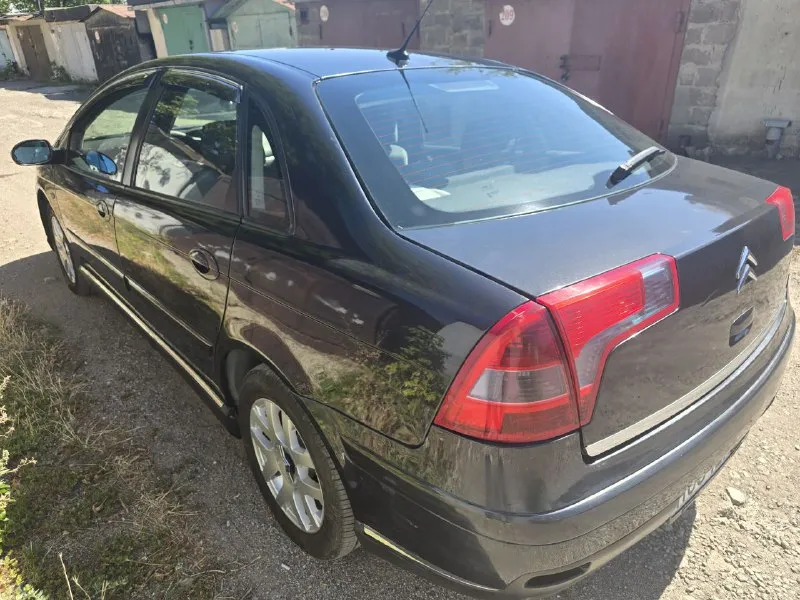 Продажа citroen c5 i рестайлинг (2006 г. ) двигатель 2.0 л (140 л. с. ) бензин пробег: 333 500 • просторный салон с высококачественной отделкой и отличной шумоизоляцией • гидропневматическая подвеска • высокий уровень безопасности • оцинкованный кузов • комплектация: климат-контроль, электропривод зеркал, датчик дождя, круиз (лимит)-контроль • коробка передач: автоматическая автомобиль находится в хорошем техническом состоянии и готов к эксплуатации. зимняя резина на дисках в комплекте. возможен торг при осмотре. для получения дополнительной информации и просмотра звоните по телефону +7949 312 9626 цена 500 000 руб. 📞 звоните: +7(949)3129626 - фотография - 7
