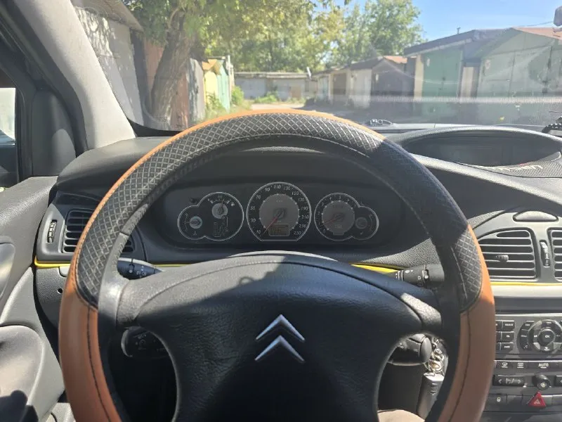 Продажа citroen c5 i рестайлинг (2006 г. ) двигатель 2.0 л (140 л. с. ) бензин пробег: 333 500 • просторный салон с высококачественной отделкой и отличной шумоизоляцией • гидропневматическая подвеска • высокий уровень безопасности • оцинкованный кузов • комплектация: климат-контроль, электропривод зеркал, датчик дождя, круиз (лимит)-контроль • коробка передач: автоматическая автомобиль находится в хорошем техническом состоянии и готов к эксплуатации. зимняя резина на дисках в комплекте. возможен торг при осмотре. для получения дополнительной информации и просмотра звоните по телефону +7949 312 9626 цена 500 000 руб. 📞 звоните: +7(949)3129626 - фотография - 9