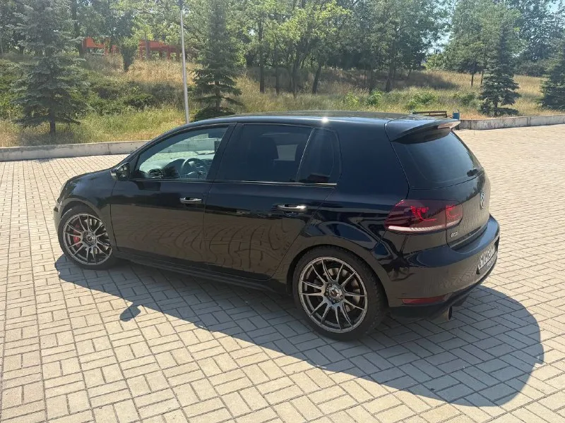Volkswagen golf gti,248 тыс оригинальный пробег,2 комплекта ключей, заводское остекление включая лобовое стекло.

✅Зеленая автотека

✅Двигатель:мотор ребилдили на 170 тысячах, кованная поршневая группа, заново переуплотнена постель распредвалов, новая верхняя крышка грм, цепь третий зуб, турбина полностью отрибилжена в турбошопе около года назад, масло строго motul, все уплотнения на подачу и слив масла в турбине новые, все разъемы поменяны, красные катушки ngk.

✅Dsg:dq250 усиленная с дизельного автомобиля, прошивка:tvs st2.

✅Ходовая: kyb ultra-sr+ пружины eibach pro-kit -30

✅Тормоза:перед 345 4х поршневые, зад 310 golf r

✅Впуск:apr carbonio

✅Охлаждения: установлен интеркулер от golf r, новый радиатор кондиционера+новый компрессор кондиционера, новый основной

✅Магнитола с car-play(rdc-360)

✅Сигнализация с gps модулем+автозапуск

✅Оптика:адаптивный bi-led модули в фары

✅ Полная шумоизоляция!

Цена 1 🍋 350тыс! Небольшой торг!
Все вопросы по телефону !
+79496213021 - фотография - 4