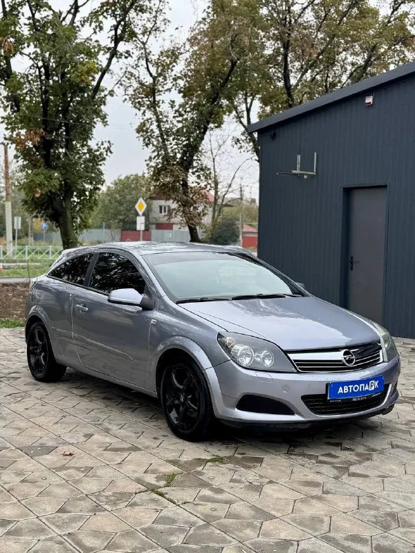 🇩🇪 opel astra h gtc 💰цена: 380 000р 🏢город: мариуполь 📅год выпуска: 2007 🗒️пробег: 286 416 км. ⚙️двигатель: 1.6 ⛽топливо: бензин ⚙️кпп: автомат 📞 телефон: +7-949-727-41-51 +7-949-551-91-52 +7-989-263-55-56 💾 описание: молодежный хэтчбек с надежным бензиновым двигателем и акпп отлично подойдет как первый автомобиль. ✅ оригинальный пробег ✅ техническая часть на 5 ✅ кузов без дтп и без коррозии ✅ отличная комплектация: - автоматическая коробка - полный электропакет - кожаный мультируль - бортовой компьютер - литые диски - кондиционер улица шевченко 269 - фотография - 3