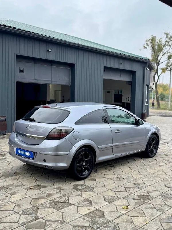 🇩🇪 opel astra h gtc 💰цена: 380 000р 🏢город: мариуполь 📅год выпуска: 2007 🗒️пробег: 286 416 км. ⚙️двигатель: 1.6 ⛽топливо: бензин ⚙️кпп: автомат 📞 телефон: +7-949-727-41-51 +7-949-551-91-52 +7-989-263-55-56 💾 описание: молодежный хэтчбек с надежным бензиновым двигателем и акпп отлично подойдет как первый автомобиль. ✅ оригинальный пробег ✅ техническая часть на 5 ✅ кузов без дтп и без коррозии ✅ отличная комплектация: - автоматическая коробка - полный электропакет - кожаный мультируль - бортовой компьютер - литые диски - кондиционер улица шевченко 269 - фотография - 6