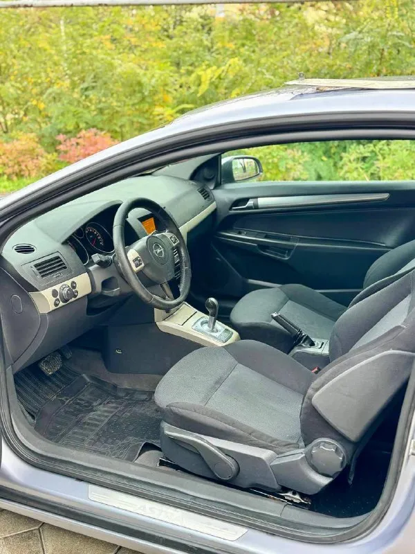 🇩🇪 opel astra h gtc 💰цена: 380 000р 🏢город: мариуполь 📅год выпуска: 2007 🗒️пробег: 286 416 км. ⚙️двигатель: 1.6 ⛽топливо: бензин ⚙️кпп: автомат 📞 телефон: +7-949-727-41-51 +7-949-551-91-52 +7-989-263-55-56 💾 описание: молодежный хэтчбек с надежным бензиновым двигателем и акпп отлично подойдет как первый автомобиль. ✅ оригинальный пробег ✅ техническая часть на 5 ✅ кузов без дтп и без коррозии ✅ отличная комплектация: - автоматическая коробка - полный электропакет - кожаный мультируль - бортовой компьютер - литые диски - кондиционер улица шевченко 269 - фотография - 8