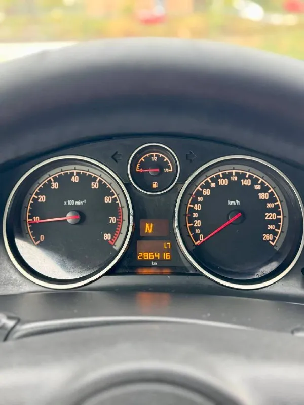 🇩🇪 opel astra h gtc 💰цена: 380 000р 🏢город: мариуполь 📅год выпуска: 2007 🗒️пробег: 286 416 км. ⚙️двигатель: 1.6 ⛽топливо: бензин ⚙️кпп: автомат 📞 телефон: +7-949-727-41-51 +7-949-551-91-52 +7-989-263-55-56 💾 описание: молодежный хэтчбек с надежным бензиновым двигателем и акпп отлично подойдет как первый автомобиль. ✅ оригинальный пробег ✅ техническая часть на 5 ✅ кузов без дтп и без коррозии ✅ отличная комплектация: - автоматическая коробка - полный электропакет - кожаный мультируль - бортовой компьютер - литые диски - кондиционер улица шевченко 269 - фотография - 9