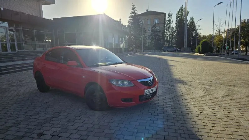 Продам mazda 3, 2007 г. , 1.6 автомат. пробег 210 тыс. , подтвержденный. по технике все хорошо - мотор работает ровно, коробка переключает мягко. по кузову есть жизненные моменты, внутри все работает - климат, эл. стеклоподъмники, подогревы сидений, парктроник. хорошая летняя резина, новый аккумулятор. по документам чистая, стоит на 180 учете - переоформление в мрэо без проблем. цена 460.000 руб, торг возле капота. посмотреть можно в центре донецка +79494522484 📲 tg: erik 📞 звоните: +7(949)4522484 - фотография - 4