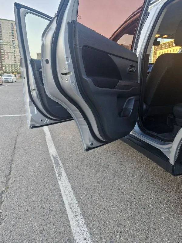 Митсубиси аутлендер 2013 г. в 2.0 cvt. полный привод! 4×4! пробег оригинальный 178 000км. куплена и эксплуатируется с марта 2014 года. диллерская! попрошу не путать с пригоном из грузии! за все время у автомобиля всего один владелец!!! автомобиль очень ухожен и обслужен. не требует никаких вложений от слова совсем. полностью все работает, как и должно! салон чистый и не прокуренный. мотор не дымит не троит. по кузову без дтп и прочих неприятностей. преимущественно в родной краске!!! все подробности по телефону. юридически чистая. два ключа. переоформление без проблем. цена — 1.380 000р торг возле автомобиля возможен. тел: +79491452569 вадим. - фотография - 6