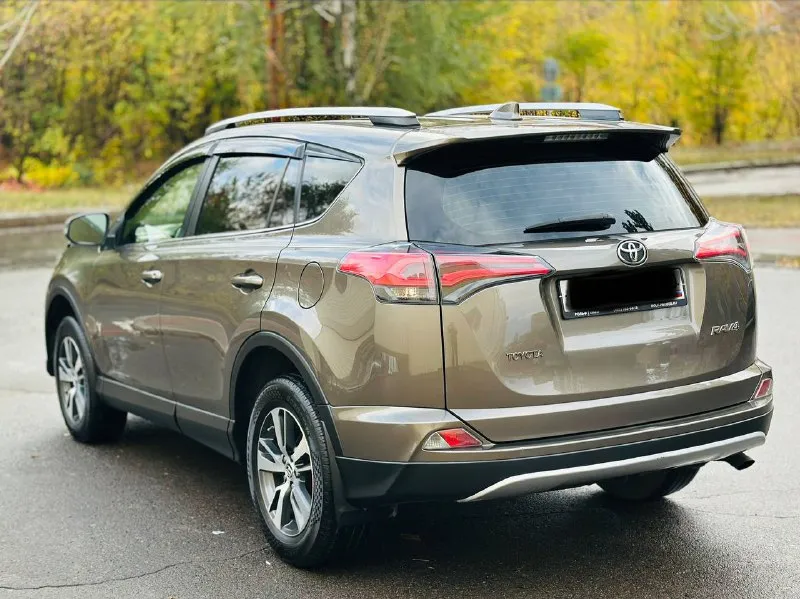 Toyota rav4 рестайлинг 2016г бензин 2.0 автомат автомобиль в хорошем состоянии не каких вложений не требует! с хорошей комплектацией! климат-контроль, круиз-контроль, мульти-руль, электра багажник, партроник, камера заднего вида, монитор, авто свет, датчик дождя, сигнализация star/line с автозапуском, и многое другое…. . с документами полный порядок!!! цена 1.885₽ все вопросы по тел +79494681080 - фотография - 4