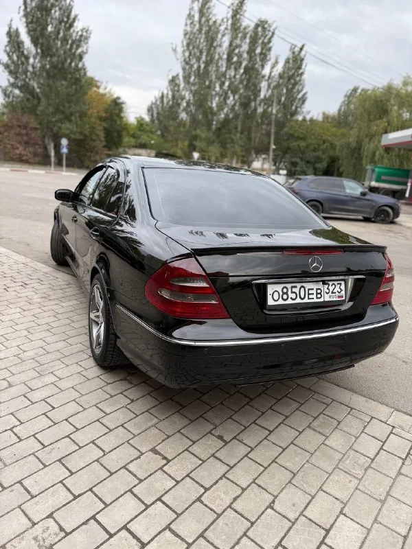 Продам mercedes 211 2005 года, 2/2 механика, в отличном состоянии, салон- кожа рыжиков по кузову нет пробег 350 вечный двигатель датчики дождя, электро-сидения новый магнитофон в дополнение два оригинальных бампера ( передний и задний) дверь 1 комплект дисков на резине +79493080800 александр 📞 звоните: +7(949)3080800 - фотография - 3