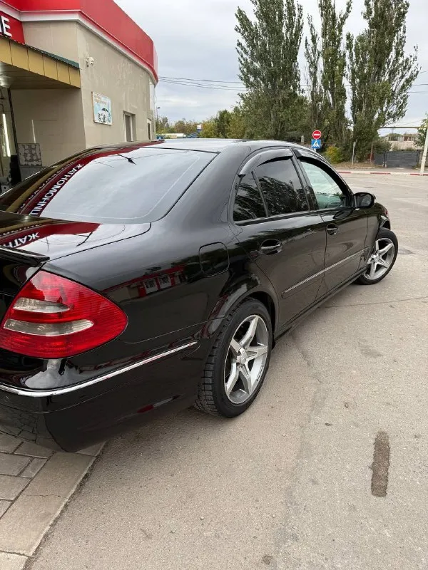 Продам mercedes 211 2005 года, 2/2 механика, в отличном состоянии, салон- кожа рыжиков по кузову нет пробег 350 вечный двигатель датчики дождя, электро-сидения новый магнитофон в дополнение два оригинальных бампера ( передний и задний) дверь 1 комплект дисков на резине +79493080800 александр 📞 звоните: +7(949)3080800 - фотография - 4