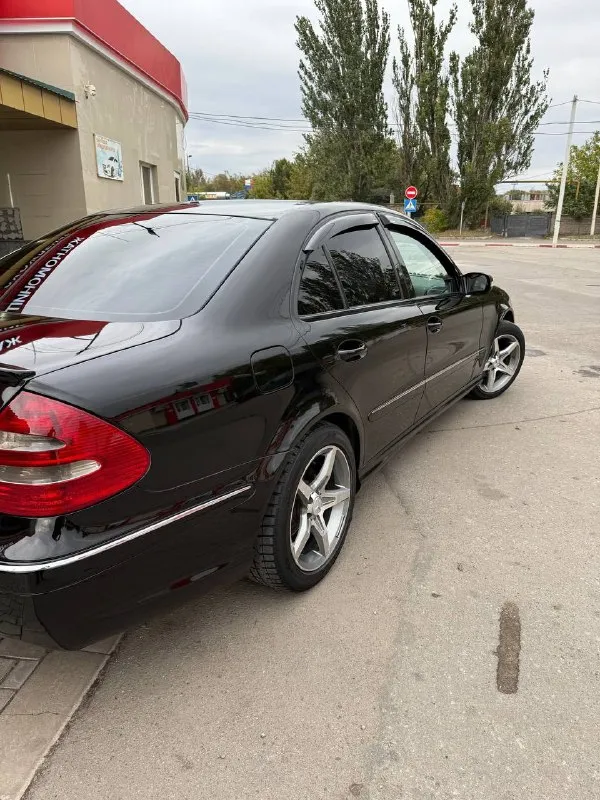 Продам mercedes 211 2005 года, 2/2 механика, в отличном состоянии, салон- кожа рыжиков по кузову нет пробег 350 вечный двигатель датчики дождя, электро-сидения новый магнитофон в дополнение два оригинальных бампера ( передний и задний) дверь 1 комплект дисков на резине +79493080800 александр 📞 звоните: +7(949)3080800 - фотография - 7