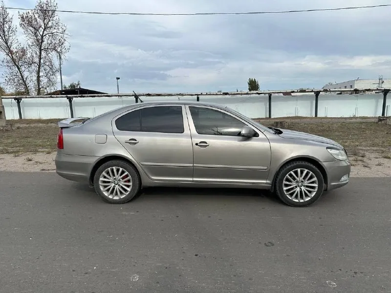 Цена 💥 770 000 руб 🔥 продам skoda octavia 2011 года мотор 1.8 бензин коробка автомат автомобиль на полном ходу за всю историю 2 владельца пробег 210 000 км мотор работает хорошо коробка не пинает едет достойно по кузову целая, гнили, рыжиков нет хорошая резина, музыка, мультируль по ходовой всё нормально, не стучит с документами полный порядок г донецк цена 💥 770 000 руб 🔥 +79493198433 - фотография - 7