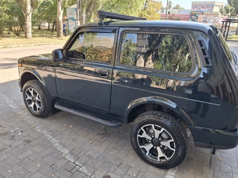 Продам niva (нива), в эксплуатации с 2024 года, в отличном состоянии! пробег всего 18 000 км, родной, один собственник. автомобиль ухожен, работает как часы, вложений не требует. комплектация: кондиционер, подогрев сидений, электрозеркала, кожаный руль, установлена качественная музыка и bluetooth-магнитола, замена оптики на диодную + диодная балка на крыше, сигнализация с автозапуском, иммобилайзер, кнопка start/stop, защита бампера и пороги все заводские комплектующие в наличии и отдам в комплекте. цена: 1.000.000р. торг у капота +79493401753 - фотография - 3