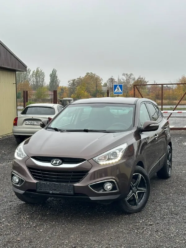 Продам автомобиль марка - hyundai ix35 год выпуска - 2015 ноябрь коробка - автомат 6ст - обьем 2.0 бензин. привод - полный подключаемый 4wd пробег - 189т родной! 1 хозяин официал! осмотр - донецк макеевка харцызк стекла - оригинал в том числе и лобовое. автомобиль полностью обслужен, вложений не каких не требует. работает отлично без каких либо звуков и шумов! коробка переключает плавно и мягко без рывков и пинков. комплектация богатая, двух зонный климат контроль. круиз контроль. датчик света и дождя. мульти руль. 4 стекло подьемника. подогрев всех сидений. подогрев руля. подогрев лобового. камера заднего хода. партроники. bluetooth ayx usb. 2 ключа сигнализации star-line автозапуск. цена 1.360.000₽ + торг +7949-387-26-69 все вопросы по телефону 📞 звоните: +7(949)3872669 - фотография - 1