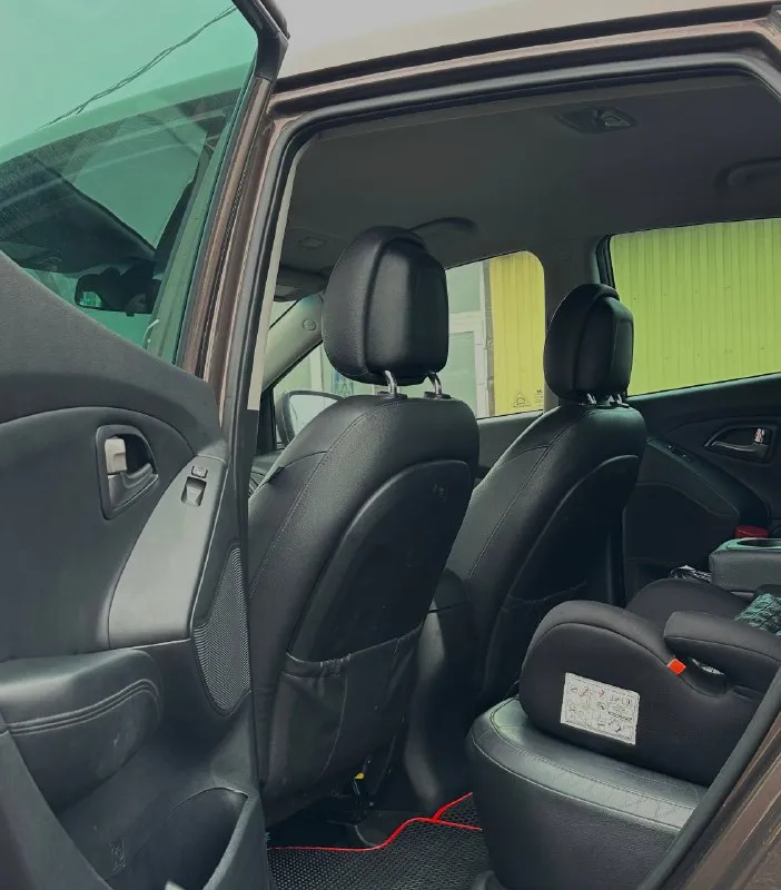 Продам автомобиль марка - hyundai ix35 год выпуска - 2015 ноябрь коробка - автомат 6ст - обьем 2.0 бензин. привод - полный подключаемый 4wd пробег - 189т родной! 1 хозяин официал! осмотр - донецк макеевка харцызк стекла - оригинал в том числе и лобовое. автомобиль полностью обслужен, вложений не каких не требует. работает отлично без каких либо звуков и шумов! коробка переключает плавно и мягко без рывков и пинков. комплектация богатая, двух зонный климат контроль. круиз контроль. датчик света и дождя. мульти руль. 4 стекло подьемника. подогрев всех сидений. подогрев руля. подогрев лобового. камера заднего хода. партроники. bluetooth ayx usb. 2 ключа сигнализации star-line автозапуск. цена 1.360.000₽ + торг +7949-387-26-69 все вопросы по телефону 📞 звоните: +7(949)3872669 - фотография - 10