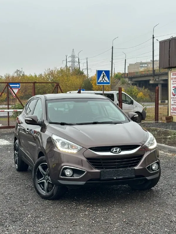 Продам автомобиль марка - hyundai ix35 год выпуска - 2015 ноябрь коробка - автомат 6ст - обьем 2.0 бензин. привод - полный подключаемый 4wd пробег - 189т родной! 1 хозяин официал! осмотр - донецк макеевка харцызк стекла - оригинал в том числе и лобовое. автомобиль полностью обслужен, вложений не каких не требует. работает отлично без каких либо звуков и шумов! коробка переключает плавно и мягко без рывков и пинков. комплектация богатая, двух зонный климат контроль. круиз контроль. датчик света и дождя. мульти руль. 4 стекло подьемника. подогрев всех сидений. подогрев руля. подогрев лобового. камера заднего хода. партроники. bluetooth ayx usb. 2 ключа сигнализации star-line автозапуск. цена 1.360.000₽ + торг +7949-387-26-69 все вопросы по телефону 📞 звоните: +7(949)3872669 - фотография - 2