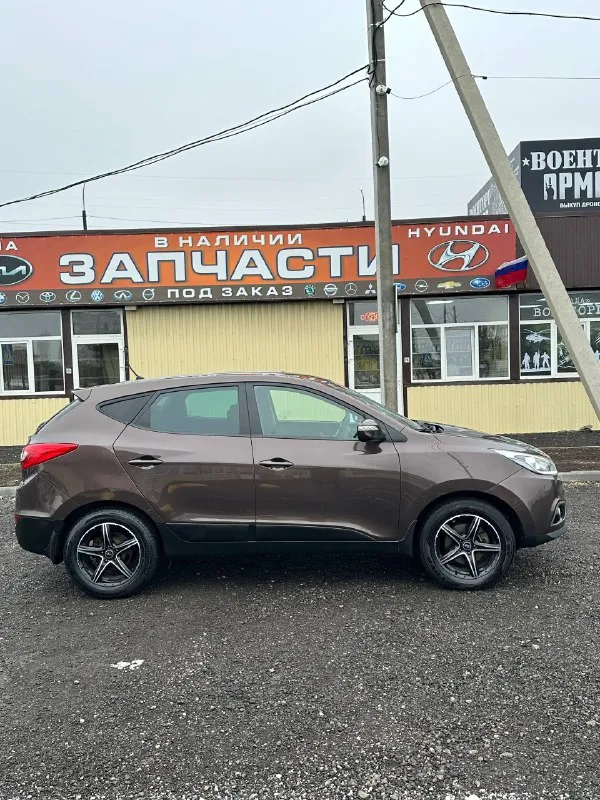 Продам автомобиль марка - hyundai ix35 год выпуска - 2015 ноябрь коробка - автомат 6ст - обьем 2.0 бензин. привод - полный подключаемый 4wd пробег - 189т родной! 1 хозяин официал! осмотр - донецк макеевка харцызк стекла - оригинал в том числе и лобовое. автомобиль полностью обслужен, вложений не каких не требует. работает отлично без каких либо звуков и шумов! коробка переключает плавно и мягко без рывков и пинков. комплектация богатая, двух зонный климат контроль. круиз контроль. датчик света и дождя. мульти руль. 4 стекло подьемника. подогрев всех сидений. подогрев руля. подогрев лобового. камера заднего хода. партроники. bluetooth ayx usb. 2 ключа сигнализации star-line автозапуск. цена 1.360.000₽ + торг +7949-387-26-69 все вопросы по телефону 📞 звоните: +7(949)3872669 - фотография - 3