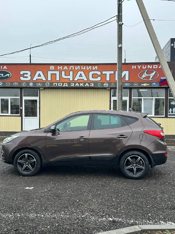 Продам автомобиль марка - hyundai ix35 год выпуска - 2015 ноябрь коробка - автомат 6ст - обьем 2.0 бензин. привод - полный подключаемый 4wd пробег - 189т родной! 1 хозяин официал! осмотр - донецк макеевка харцызк стекла - оригинал в том числе и лобовое. автомобиль полностью обслужен, вложений не каких не требует. работает отлично без каких либо звуков и шумов! коробка переключает плавно и мягко без рывков и пинков. комплектация богатая, двух зонный климат контроль. круиз контроль. датчик света и дождя. мульти руль. 4 стекло подьемника. подогрев всех сидений. подогрев руля. подогрев лобового. камера заднего хода. партроники. bluetooth ayx usb. 2 ключа сигнализации star-line автозапуск. цена 1.360.000₽ + торг +7949-387-26-69 все вопросы по телефону 📞 звоните: +7(949)3872669 - фотография - 4