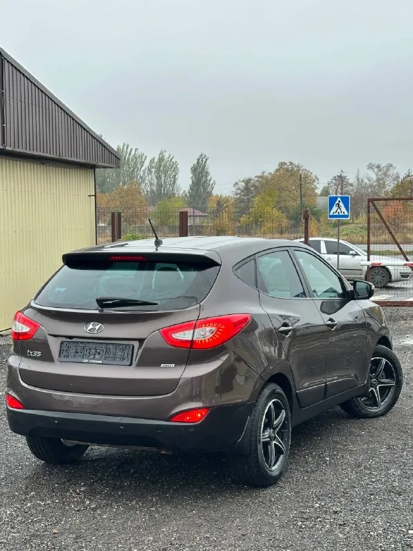 Продам автомобиль марка - hyundai ix35 год выпуска - 2015 ноябрь коробка - автомат 6ст - обьем 2.0 бензин. привод - полный подключаемый 4wd пробег - 189т родной! 1 хозяин официал! осмотр - донецк макеевка харцызк стекла - оригинал в том числе и лобовое. автомобиль полностью обслужен, вложений не каких не требует. работает отлично без каких либо звуков и шумов! коробка переключает плавно и мягко без рывков и пинков. комплектация богатая, двух зонный климат контроль. круиз контроль. датчик света и дождя. мульти руль. 4 стекло подьемника. подогрев всех сидений. подогрев руля. подогрев лобового. камера заднего хода. партроники. bluetooth ayx usb. 2 ключа сигнализации star-line автозапуск. цена 1.360.000₽ + торг +7949-387-26-69 все вопросы по телефону 📞 звоните: +7(949)3872669 - фотография - 5