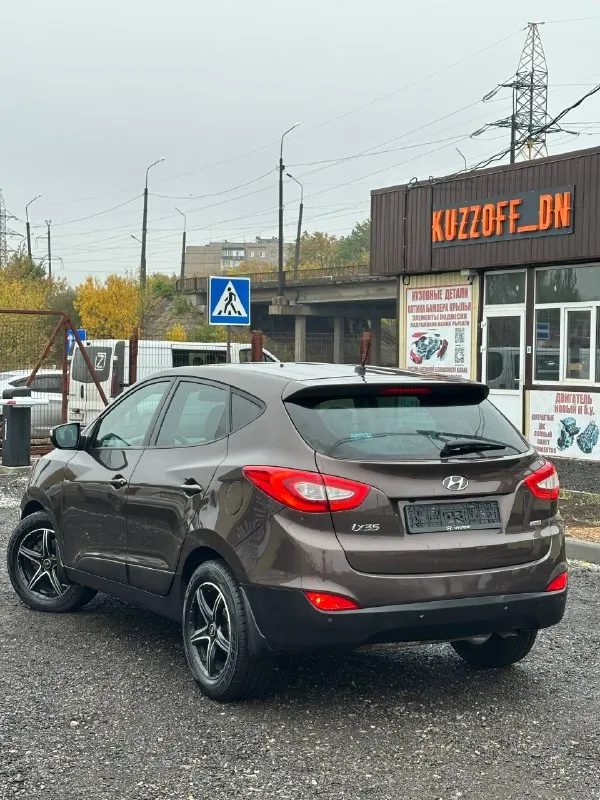 Продам автомобиль марка - hyundai ix35 год выпуска - 2015 ноябрь коробка - автомат 6ст - обьем 2.0 бензин. привод - полный подключаемый 4wd пробег - 189т родной! 1 хозяин официал! осмотр - донецк макеевка харцызк стекла - оригинал в том числе и лобовое. автомобиль полностью обслужен, вложений не каких не требует. работает отлично без каких либо звуков и шумов! коробка переключает плавно и мягко без рывков и пинков. комплектация богатая, двух зонный климат контроль. круиз контроль. датчик света и дождя. мульти руль. 4 стекло подьемника. подогрев всех сидений. подогрев руля. подогрев лобового. камера заднего хода. партроники. bluetooth ayx usb. 2 ключа сигнализации star-line автозапуск. цена 1.360.000₽ + торг +7949-387-26-69 все вопросы по телефону 📞 звоните: +7(949)3872669 - фотография - 6