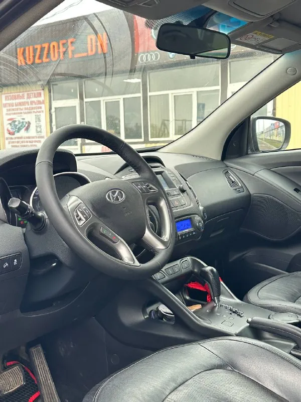 Продам автомобиль марка - hyundai ix35 год выпуска - 2015 ноябрь коробка - автомат 6ст - обьем 2.0 бензин. привод - полный подключаемый 4wd пробег - 189т родной! 1 хозяин официал! осмотр - донецк макеевка харцызк стекла - оригинал в том числе и лобовое. автомобиль полностью обслужен, вложений не каких не требует. работает отлично без каких либо звуков и шумов! коробка переключает плавно и мягко без рывков и пинков. комплектация богатая, двух зонный климат контроль. круиз контроль. датчик света и дождя. мульти руль. 4 стекло подьемника. подогрев всех сидений. подогрев руля. подогрев лобового. камера заднего хода. партроники. bluetooth ayx usb. 2 ключа сигнализации star-line автозапуск. цена 1.360.000₽ + торг +7949-387-26-69 все вопросы по телефону 📞 звоните: +7(949)3872669 - фотография - 7