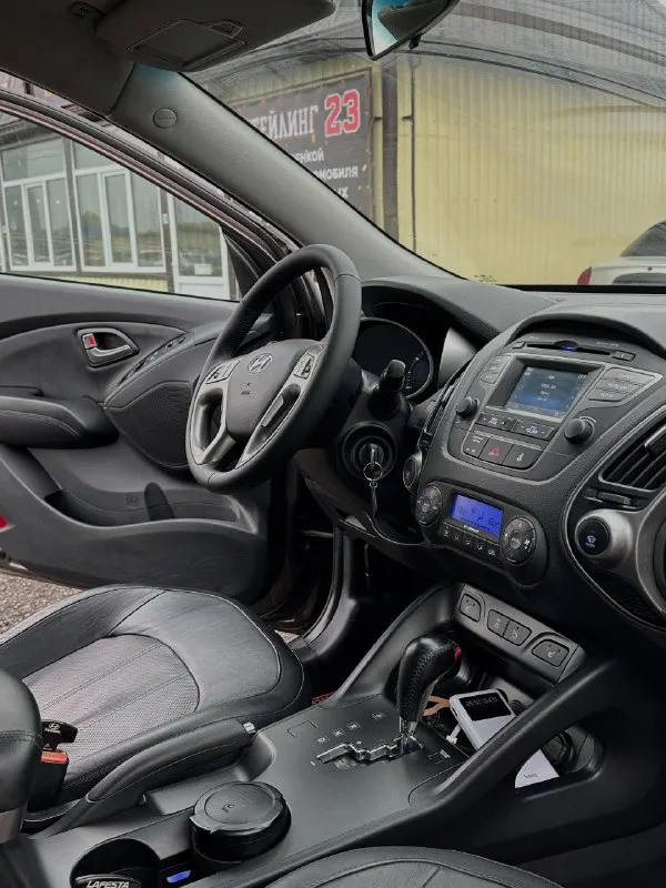 Продам автомобиль марка - hyundai ix35 год выпуска - 2015 ноябрь коробка - автомат 6ст - обьем 2.0 бензин. привод - полный подключаемый 4wd пробег - 189т родной! 1 хозяин официал! осмотр - донецк макеевка харцызк стекла - оригинал в том числе и лобовое. автомобиль полностью обслужен, вложений не каких не требует. работает отлично без каких либо звуков и шумов! коробка переключает плавно и мягко без рывков и пинков. комплектация богатая, двух зонный климат контроль. круиз контроль. датчик света и дождя. мульти руль. 4 стекло подьемника. подогрев всех сидений. подогрев руля. подогрев лобового. камера заднего хода. партроники. bluetooth ayx usb. 2 ключа сигнализации star-line автозапуск. цена 1.360.000₽ + торг +7949-387-26-69 все вопросы по телефону 📞 звоните: +7(949)3872669 - фотография - 8