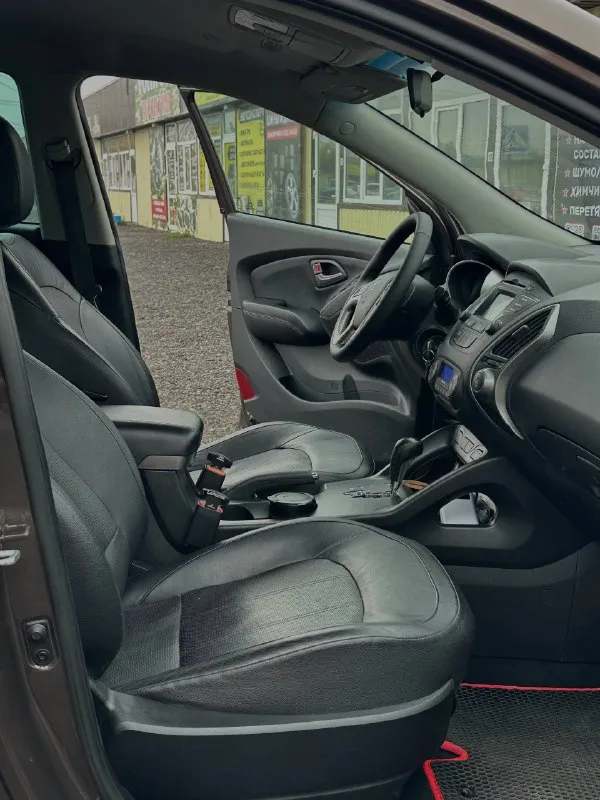Продам автомобиль марка - hyundai ix35 год выпуска - 2015 ноябрь коробка - автомат 6ст - обьем 2.0 бензин. привод - полный подключаемый 4wd пробег - 189т родной! 1 хозяин официал! осмотр - донецк макеевка харцызк стекла - оригинал в том числе и лобовое. автомобиль полностью обслужен, вложений не каких не требует. работает отлично без каких либо звуков и шумов! коробка переключает плавно и мягко без рывков и пинков. комплектация богатая, двух зонный климат контроль. круиз контроль. датчик света и дождя. мульти руль. 4 стекло подьемника. подогрев всех сидений. подогрев руля. подогрев лобового. камера заднего хода. партроники. bluetooth ayx usb. 2 ключа сигнализации star-line автозапуск. цена 1.360.000₽ + торг +7949-387-26-69 все вопросы по телефону 📞 звоните: +7(949)3872669 - фотография - 9