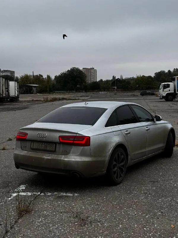 В продаже audi a6 c7 2011 года цена 1.250.000🍋 данного автомобиля 2.0 tfsi (gen 3). не дымит, не троит, работает как часики. пробег :218 тысяч км. коробка без пинков и дерганий. ходовая часть в идеале. автомобиль в отличном состоянии комплектация : ~климат контроль 2-х зонный ~круиз контроль ~датчик дождя, датчик света ~голосовое управление ~5 режимов езды (спорт, комфорт и т. д) ~autohold ~start/stop резина зима/лето по машине проведено много работ, вложено много денег и сил, наряды работ присутствуют. есть одна ошибка ( на машину никак не влияет). писать могу очень много еще, все расскажу при встрече. осмотр :г донецк - макеевка. номер телефона +79495195303 без торга, цена адекватная. 📞 звоните: +7(949)5195303 - фотография - 2