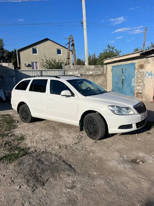 Skoda октавия универсал 2012 года 1,6 бензин, механика, 4 стеклоподъемника, кондиционер, датчик свет... - фотография