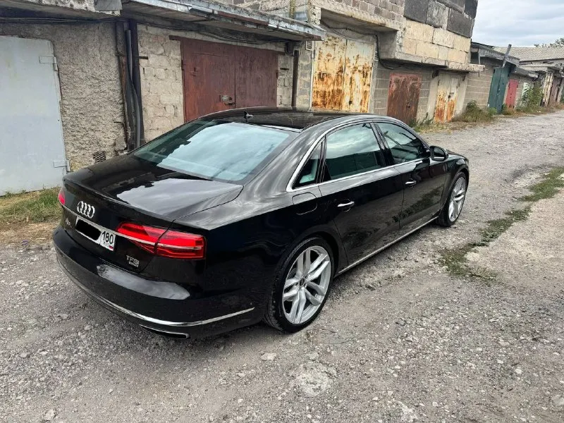 В продаже отличный автомобиль бизнес класса, audi a8 long 3.0 tfsi, 2015 года. состояние около идеальное, двигатель и акпп идеально, рестайлинг двс crea модернизированный и без проблемный, коробка zf8hp шикарно работает с огромным запасом прочности. полностью обслужена и не требует каких либо вложений, масла во всех агрегатах относительно недавно менялись, тормозная система новая в круг zimmerman. ошибок и прочих дефектов нет. автомобиль без дтп, полностью в заводском окрасе (за исключением одного пятна на крыле), стекла все оригинал даже лобовое (есть пару сколов ремонтных). обслуживание строго раз в 7,5 тыс км. только качественными расходниками. сиденья просто шикарные, огромное количество настроек, вентиляция и подогревы на всех сиденьях. матричные фары - свет изумительный. пробег у авто в основном трассовый. по остальным вопросам звоните. тел. +79498090909 цена 2.300.000₽ 📲 tg: @andrekorne 📞 звоните: +7(949)8090909 - фотография - 3