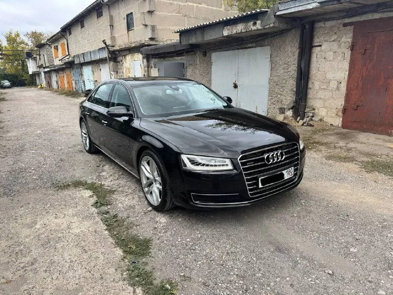 В продаже отличный автомобиль бизнес класса, audi a8 long 3.0 tfsi, 2015 года. состояние около идеальное, двигатель и акпп идеально, рестайлинг двс crea модернизированный и без проблемный, коробка zf8hp шикарно работает с огромным запасом прочности. полностью обслужена и не требует каких либо вложений, масла во всех агрегатах относительно недавно менялись, тормозная система новая в круг zimmerman. ошибок и прочих дефектов нет. автомобиль без дтп, полностью в заводском окрасе (за исключением одного пятна на крыле), стекла все оригинал даже лобовое (есть пару сколов ремонтных). обслуживание строго раз в 7,5 тыс км. только качественными расходниками. сиденья просто шикарные, огромное количество настроек, вентиляция и подогревы на всех сиденьях. матричные фары - свет изумительный. пробег у авто в основном трассовый. по остальным вопросам звоните. тел. +79498090909 цена 2.300.000₽ 📲 tg: @andrekorne 📞 звоните: +7(949)8090909 - фотография - 4