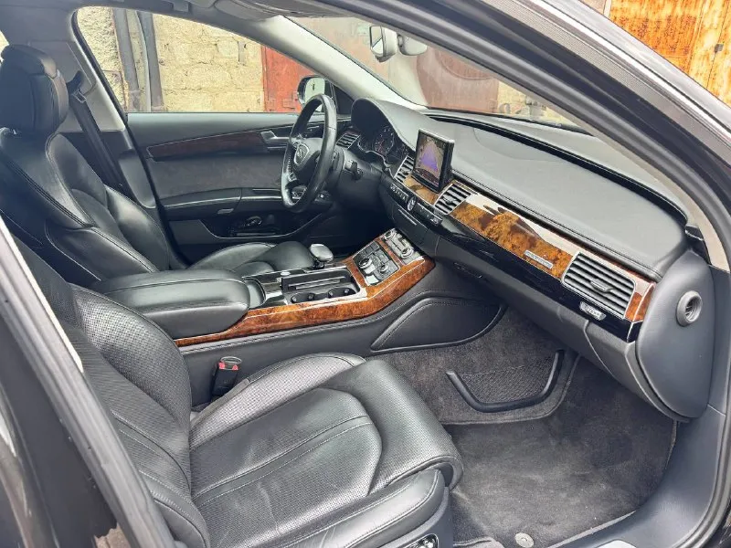 В продаже отличный автомобиль бизнес класса, audi a8 long 3.0 tfsi, 2015 года. состояние около идеальное, двигатель и акпп идеально, рестайлинг двс crea модернизированный и без проблемный, коробка zf8hp шикарно работает с огромным запасом прочности. полностью обслужена и не требует каких либо вложений, масла во всех агрегатах относительно недавно менялись, тормозная система новая в круг zimmerman. ошибок и прочих дефектов нет. автомобиль без дтп, полностью в заводском окрасе (за исключением одного пятна на крыле), стекла все оригинал даже лобовое (есть пару сколов ремонтных). обслуживание строго раз в 7,5 тыс км. только качественными расходниками. сиденья просто шикарные, огромное количество настроек, вентиляция и подогревы на всех сиденьях. матричные фары - свет изумительный. пробег у авто в основном трассовый. по остальным вопросам звоните. тел. +79498090909 цена 2.300.000₽ 📲 tg: @andrekorne 📞 звоните: +7(949)8090909 - фотография - 5