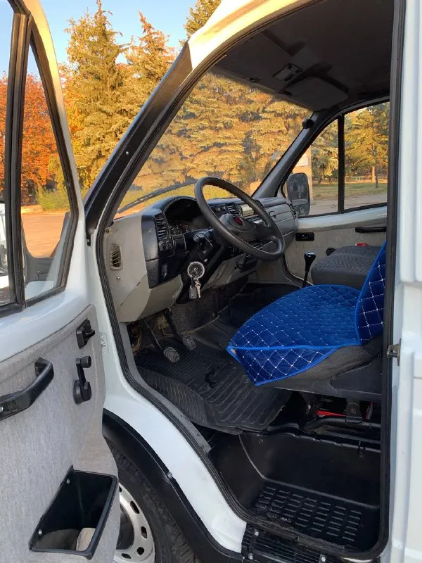 Продам газель соболь 2004 г. с 2012 года в одних руках. автомобиль в хорошем состоянии, двигатель 405 инжектор и ходовая в порядке, редуктор не гудит не воет, коробка переключает отлично посторонних шумов нет, рама вся целая, днище, арки пороги все целое, остекление все заводское, гидро-усилитель руля работает исправно, за все время существования 2 хозяина, резина новая не проехала и 1000 км, переоформление без проблем документы в порядке, магнитола aux, usb, цена данного авто 545000 т. р торг реальному покупателю у капота. контакты для связи: +7949-521-31-10 +7949-329-65-85 осмотр г. харцызск. так же если не дозвонитесь на этом номере есть телеграмм, всем удачи 👍 - фотография - 5