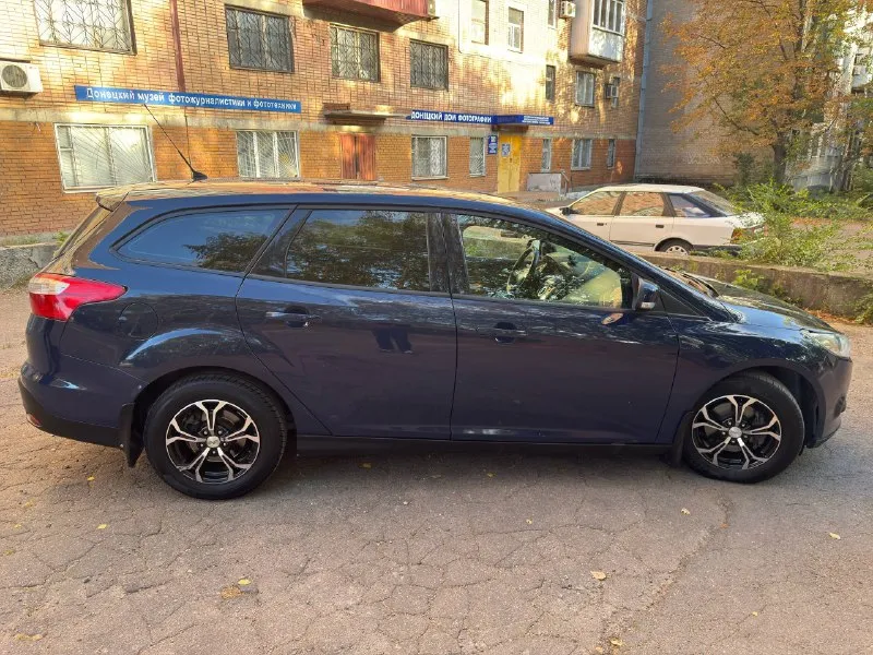 Автомобиль: ford focus 3 универсал год: 2014 пробег: 214000 км. обьем: 1.6 л. цена: 950.000 руб. + торг на месте (можете предложить свою цену) продается автомобиль в хорошем техническом состоянии. во владении — 1,5 года. машина ухожена, обработана от коррозии, не варилась и не гниет. готов при продаже присутствовать в мрэо на протяжении всей процедуры или по дкп. 🧰 техническое состояние заменена почти вся подвеска: • передние стойки в сборе • сайлентблоки • шрусы • задние амортизаторы заменены бензонасос и бачок гур вырезан лючок под задним сиденьем (для удобного доступа к бензонасосу) установлены новые радиаторы (основной и кондиционера) коробка powershift (сухое сцепление), прошита, остаток сцепления — 10 мм. двигатель бодрый, прошит под евро-2, катализатор удалён. настроен под 95-й бензин, небольшой stage для лучшей тяги с низов. все системы работают штатно новый аккумулятор. масло менялось каждые 5000 км. ⚙ комплектация и салон передние электростеклоподъе 📞 звоните: +7(949)8056201 - фотография - 2
