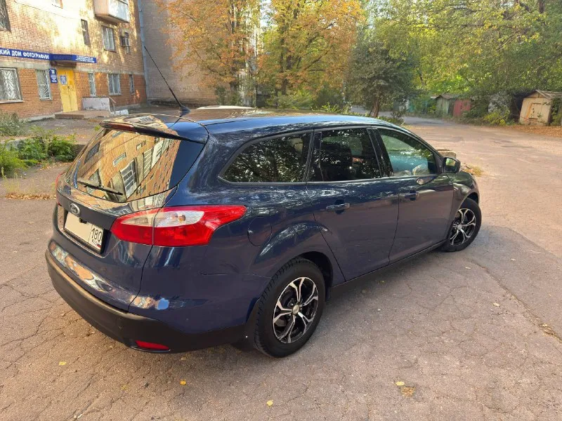Автомобиль: ford focus 3 универсал год: 2014 пробег: 214000 км. обьем: 1.6 л. цена: 950.000 руб. + торг на месте (можете предложить свою цену) продается автомобиль в хорошем техническом состоянии. во владении — 1,5 года. машина ухожена, обработана от коррозии, не варилась и не гниет. готов при продаже присутствовать в мрэо на протяжении всей процедуры или по дкп. 🧰 техническое состояние заменена почти вся подвеска: • передние стойки в сборе • сайлентблоки • шрусы • задние амортизаторы заменены бензонасос и бачок гур вырезан лючок под задним сиденьем (для удобного доступа к бензонасосу) установлены новые радиаторы (основной и кондиционера) коробка powershift (сухое сцепление), прошита, остаток сцепления — 10 мм. двигатель бодрый, прошит под евро-2, катализатор удалён. настроен под 95-й бензин, небольшой stage для лучшей тяги с низов. все системы работают штатно новый аккумулятор. масло менялось каждые 5000 км. ⚙ комплектация и салон передние электростеклоподъе 📞 звоните: +7(949)8056201 - фотография - 3