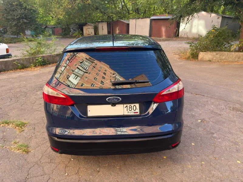 Автомобиль: ford focus 3 универсал год: 2014 пробег: 214000 км. обьем: 1.6 л. цена: 950.000 руб. + торг на месте (можете предложить свою цену) продается автомобиль в хорошем техническом состоянии. во владении — 1,5 года. машина ухожена, обработана от коррозии, не варилась и не гниет. готов при продаже присутствовать в мрэо на протяжении всей процедуры или по дкп. 🧰 техническое состояние заменена почти вся подвеска: • передние стойки в сборе • сайлентблоки • шрусы • задние амортизаторы заменены бензонасос и бачок гур вырезан лючок под задним сиденьем (для удобного доступа к бензонасосу) установлены новые радиаторы (основной и кондиционера) коробка powershift (сухое сцепление), прошита, остаток сцепления — 10 мм. двигатель бодрый, прошит под евро-2, катализатор удалён. настроен под 95-й бензин, небольшой stage для лучшей тяги с низов. все системы работают штатно новый аккумулятор. масло менялось каждые 5000 км. ⚙ комплектация и салон передние электростеклоподъе 📞 звоните: +7(949)8056201 - фотография - 4