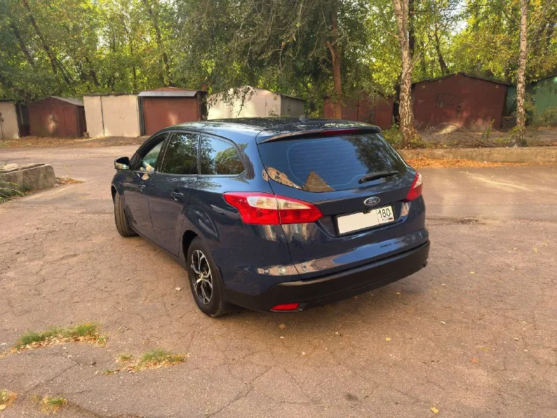 Автомобиль: ford focus 3 универсал год: 2014 пробег: 214000 км. обьем: 1.6 л. цена: 950.000 руб. + торг на месте (можете предложить свою цену) продается автомобиль в хорошем техническом состоянии. во владении — 1,5 года. машина ухожена, обработана от коррозии, не варилась и не гниет. готов при продаже присутствовать в мрэо на протяжении всей процедуры или по дкп. 🧰 техническое состояние заменена почти вся подвеска: • передние стойки в сборе • сайлентблоки • шрусы • задние амортизаторы заменены бензонасос и бачок гур вырезан лючок под задним сиденьем (для удобного доступа к бензонасосу) установлены новые радиаторы (основной и кондиционера) коробка powershift (сухое сцепление), прошита, остаток сцепления — 10 мм. двигатель бодрый, прошит под евро-2, катализатор удалён. настроен под 95-й бензин, небольшой stage для лучшей тяги с низов. все системы работают штатно новый аккумулятор. масло менялось каждые 5000 км. ⚙ комплектация и салон передние электростеклоподъе 📞 звоните: +7(949)8056201 - фотография - 5