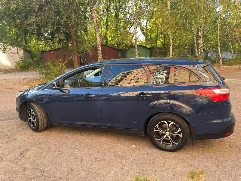 Автомобиль: ford focus 3 универсал год: 2014 пробег: 214000 км. обьем: 1.6 л. цена: 950.000 руб. + торг на месте (можете предложить свою цену) продается автомобиль в хорошем техническом состоянии. во владении — 1,5 года. машина ухожена, обработана от коррозии, не варилась и не гниет. готов при продаже присутствовать в мрэо на протяжении всей процедуры или по дкп. 🧰 техническое состояние заменена почти вся подвеска: • передние стойки в сборе • сайлентблоки • шрусы • задние амортизаторы заменены бензонасос и бачок гур вырезан лючок под задним сиденьем (для удобного доступа к бензонасосу) установлены новые радиаторы (основной и кондиционера) коробка powershift (сухое сцепление), прошита, остаток сцепления — 10 мм. двигатель бодрый, прошит под евро-2, катализатор удалён. настроен под 95-й бензин, небольшой stage для лучшей тяги с низов. все системы работают штатно новый аккумулятор. масло менялось каждые 5000 км. ⚙ комплектация и салон передние электростеклоподъе 📞 звоните: +7(949)8056201 - фотография - 6