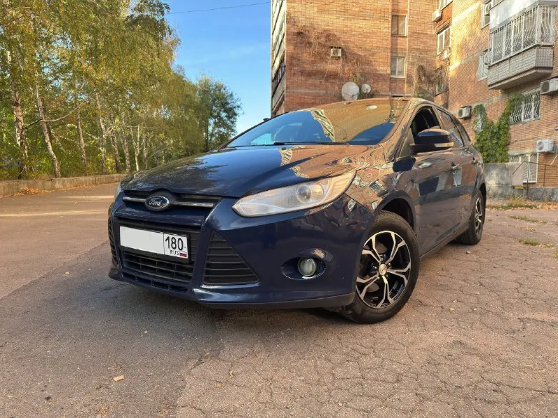 Автомобиль: ford focus 3 универсал год: 2014 пробег: 214000 км. обьем: 1.6 л. цена: 950.000 руб. + торг на месте (можете предложить свою цену) продается автомобиль в хорошем техническом состоянии. во владении — 1,5 года. машина ухожена, обработана от коррозии, не варилась и не гниет. готов при продаже присутствовать в мрэо на протяжении всей процедуры или по дкп. 🧰 техническое состояние заменена почти вся подвеска: • передние стойки в сборе • сайлентблоки • шрусы • задние амортизаторы заменены бензонасос и бачок гур вырезан лючок под задним сиденьем (для удобного доступа к бензонасосу) установлены новые радиаторы (основной и кондиционера) коробка powershift (сухое сцепление), прошита, остаток сцепления — 10 мм. двигатель бодрый, прошит под евро-2, катализатор удалён. настроен под 95-й бензин, небольшой stage для лучшей тяги с низов. все системы работают штатно новый аккумулятор. масло менялось каждые 5000 км. ⚙ комплектация и салон передние электростеклоподъе 📞 звоните: +7(949)8056201 - фотография - 7