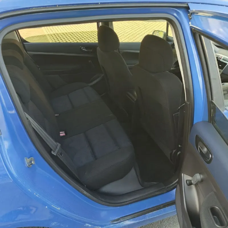 Продам автомобиль очень срочно пежо 307. 2003 год автомобиля. машина полностью на ходу. стеклоподъёмники, кондиционер (климат) кузов оцинкованный, двигатель коробка идеал по кузову немного надо позаниматься так машина очень хорошая и экономичная. цена авто 280 тыс. торг. тел +79498019121 - фотография - 7