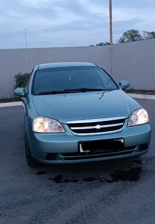 Продам личный авто lacetti 1.4 кпп механика двигатель в порядке пробег 200000км 8000км назад заменён грм, помпа, ролик масло свежее по ходовой в порядке печка жарит, кондиционер холодит есть незначительные недочеты по кузову, касаемые покраски, не критично машина уже на местном учёте, проблем с переоформлением не будет цена 500.000₽ торг уместен +79493697104 - фотография - 2