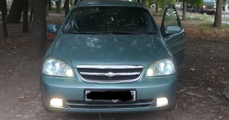 Продам личный авто lacetti 1.4 кпп механика двигатель в порядке пробег 200000км 8000км назад заменён грм, помпа, ролик масло свежее по ходовой в порядке печка жарит, кондиционер холодит есть незначительные недочеты по кузову, касаемые покраски, не критично машина уже на местном учёте, проблем с переоформлением не будет цена 500.000₽ торг уместен +79493697104 - фотография - 3