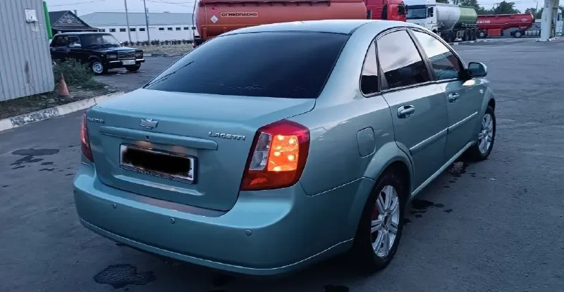 Продам личный авто lacetti 1.4 кпп механика двигатель в порядке пробег 200000км 8000км назад заменён грм, помпа, ролик масло свежее по ходовой в порядке печка жарит, кондиционер холодит есть незначительные недочеты по кузову, касаемые покраски, не критично машина уже на местном учёте, проблем с переоформлением не будет цена 500.000₽ торг уместен +79493697104 - фотография - 4