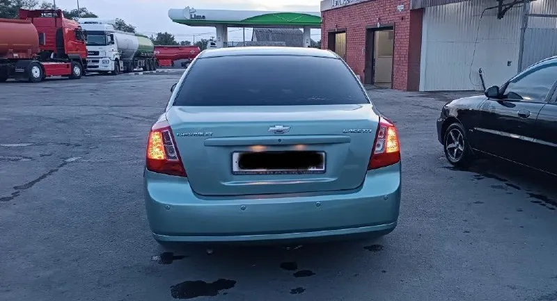 Продам личный авто lacetti 1.4 кпп механика двигатель в порядке пробег 200000км 8000км назад заменён грм, помпа, ролик масло свежее по ходовой в порядке печка жарит, кондиционер холодит есть незначительные недочеты по кузову, касаемые покраски, не критично машина уже на местном учёте, проблем с переоформлением не будет цена 500.000₽ торг уместен +79493697104 - фотография - 5