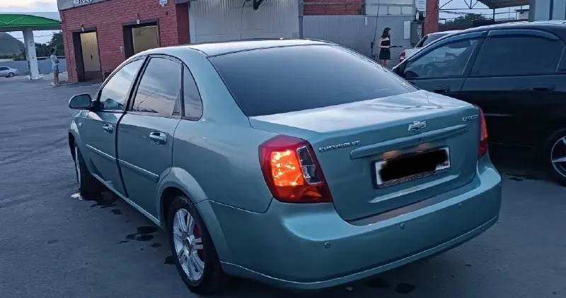 Продам личный авто lacetti 1.4 кпп механика двигатель в порядке пробег 200000км 8000км назад заменён грм, помпа, ролик масло свежее по ходовой в порядке печка жарит, кондиционер холодит есть незначительные недочеты по кузову, касаемые покраски, не критично машина уже на местном учёте, проблем с переоформлением не будет цена 500.000₽ торг уместен +79493697104 - фотография - 7