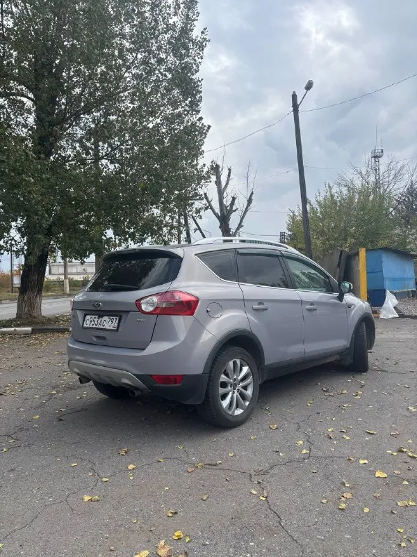 Продам ford kuga 2011года. передний привод. 2.0t diesel работает отлично, замена грм, помпы роликов, обслужен. коробка 6 -ти ступенчатый автомат, надёжный. два комплекта колёс, два ключа, два хозяина. климат контроль, круиз контроль, подогрев сидений. цена: 1🍋₽ алчевск, +79591416449 📞 звоните: +7(959)1416449 - фотография - 3