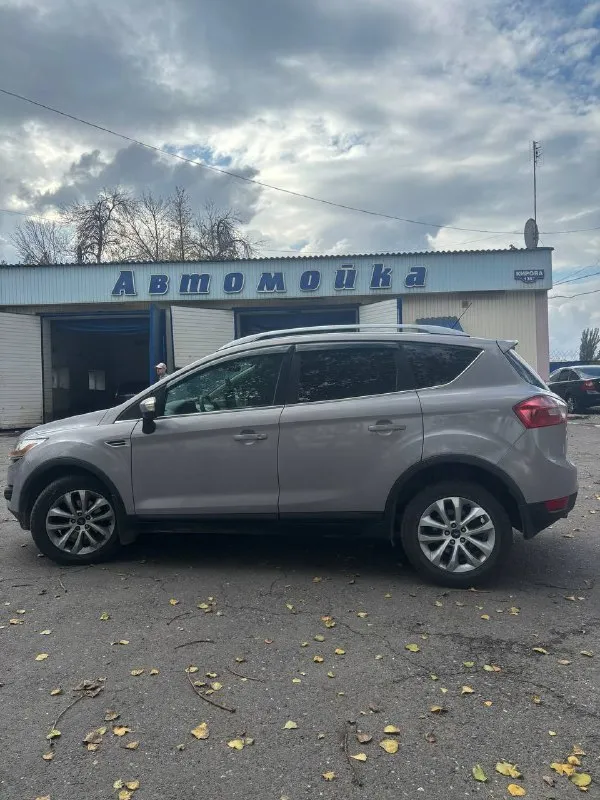 Продам ford kuga 2011года. передний привод. 2.0t diesel работает отлично, замена грм, помпы роликов, обслужен. коробка 6 -ти ступенчатый автомат, надёжный. два комплекта колёс, два ключа, два хозяина. климат контроль, круиз контроль, подогрев сидений. цена: 1🍋₽ алчевск, +79591416449 📞 звоните: +7(959)1416449 - фотография - 6