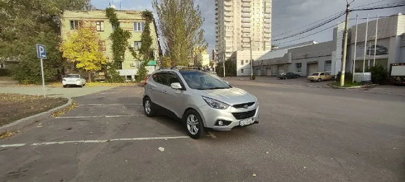 🎁 продам hyundai ix35 (💯родной пробег 205 тыс. ) 2,0 автомат 2010г. бензин, полный привод. 🔘я 2 собственник (любые проверки на сто за ваш счёт) ✅автомат в идеальном состояние ( переключается без пинков и задиров) ✅двигатель и ходовка без нареканий на твердую 5. на 180 тыс. км был сделан капитальный ремонт двигателя. за автомобилем очень следили, масло менялось каждые 7-8 тыс. км. относились бережно - девушка ездила на работу и в садик. автомобиль обслуживался на фирменном сто. есть наряды на каждое то. предмаксимальная комплектация магнитола 360° 🔘причина продажи покупка нового автомобиля. 🔘отдам комплект зимней резины bridgestone. 🌆 донецк, ленинский р-н 1 млн. 400 тыс. ₽ (торг хорошим людям) ☎ +79493087133 📲 tg: @veruvdiamond 📞 звоните: +7(949)3087133 - фотография - 1