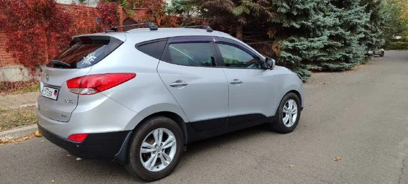 🎁 продам hyundai ix35 (💯родной пробег 205 тыс. ) 2,0 автомат 2010г. бензин, полный привод. 🔘я 2 собственник (любые проверки на сто за ваш счёт) ✅автомат в идеальном состояние ( переключается без пинков и задиров) ✅двигатель и ходовка без нареканий на твердую 5. на 180 тыс. км был сделан капитальный ремонт двигателя. за автомобилем очень следили, масло менялось каждые 7-8 тыс. км. относились бережно - девушка ездила на работу и в садик. автомобиль обслуживался на фирменном сто. есть наряды на каждое то. предмаксимальная комплектация магнитола 360° 🔘причина продажи покупка нового автомобиля. 🔘отдам комплект зимней резины bridgestone. 🌆 донецк, ленинский р-н 1 млн. 400 тыс. ₽ (торг хорошим людям) ☎ +79493087133 📲 tg: @veruvdiamond 📞 звоните: +7(949)3087133 - фотография - 2