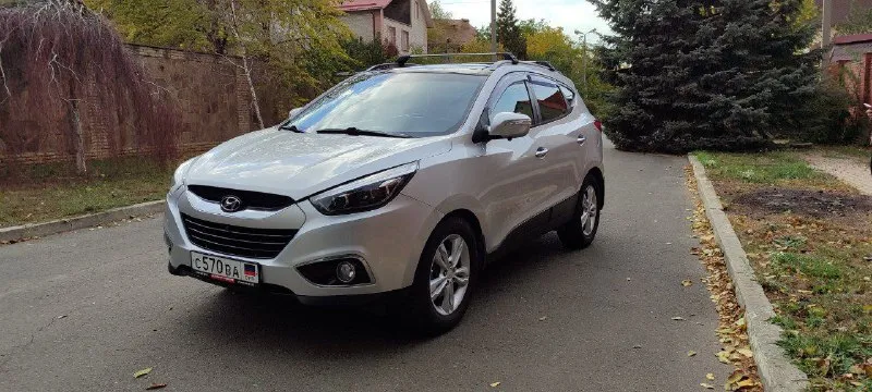 🎁 продам hyundai ix35 (💯родной пробег 205 тыс. ) 2,0 автомат 2010г. бензин, полный привод. 🔘я 2 собственник (любые проверки на сто за ваш счёт) ✅автомат в идеальном состояние ( переключается без пинков и задиров) ✅двигатель и ходовка без нареканий на твердую 5. на 180 тыс. км был сделан капитальный ремонт двигателя. за автомобилем очень следили, масло менялось каждые 7-8 тыс. км. относились бережно - девушка ездила на работу и в садик. автомобиль обслуживался на фирменном сто. есть наряды на каждое то. предмаксимальная комплектация магнитола 360° 🔘причина продажи покупка нового автомобиля. 🔘отдам комплект зимней резины bridgestone. 🌆 донецк, ленинский р-н 1 млн. 400 тыс. ₽ (торг хорошим людям) ☎ +79493087133 📲 tg: @veruvdiamond 📞 звоните: +7(949)3087133 - фотография - 3