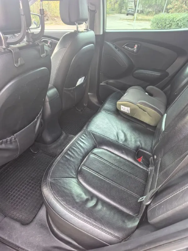 🎁 продам hyundai ix35 (💯родной пробег 205 тыс. ) 2,0 автомат 2010г. бензин, полный привод. 🔘я 2 собственник (любые проверки на сто за ваш счёт) ✅автомат в идеальном состояние ( переключается без пинков и задиров) ✅двигатель и ходовка без нареканий на твердую 5. на 180 тыс. км был сделан капитальный ремонт двигателя. за автомобилем очень следили, масло менялось каждые 7-8 тыс. км. относились бережно - девушка ездила на работу и в садик. автомобиль обслуживался на фирменном сто. есть наряды на каждое то. предмаксимальная комплектация магнитола 360° 🔘причина продажи покупка нового автомобиля. 🔘отдам комплект зимней резины bridgestone. 🌆 донецк, ленинский р-н 1 млн. 400 тыс. ₽ (торг хорошим людям) ☎ +79493087133 📲 tg: @veruvdiamond 📞 звоните: +7(949)3087133 - фотография - 6
