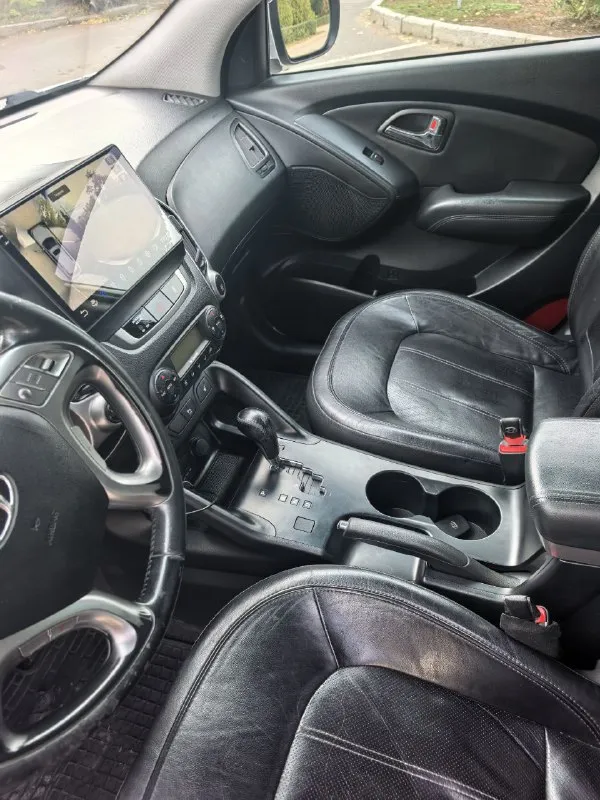 🎁 продам hyundai ix35 (💯родной пробег 205 тыс. ) 2,0 автомат 2010г. бензин, полный привод. 🔘я 2 собственник (любые проверки на сто за ваш счёт) ✅автомат в идеальном состояние ( переключается без пинков и задиров) ✅двигатель и ходовка без нареканий на твердую 5. на 180 тыс. км был сделан капитальный ремонт двигателя. за автомобилем очень следили, масло менялось каждые 7-8 тыс. км. относились бережно - девушка ездила на работу и в садик. автомобиль обслуживался на фирменном сто. есть наряды на каждое то. предмаксимальная комплектация магнитола 360° 🔘причина продажи покупка нового автомобиля. 🔘отдам комплект зимней резины bridgestone. 🌆 донецк, ленинский р-н 1 млн. 400 тыс. ₽ (торг хорошим людям) ☎ +79493087133 📲 tg: @veruvdiamond 📞 звоните: +7(949)3087133 - фотография - 7